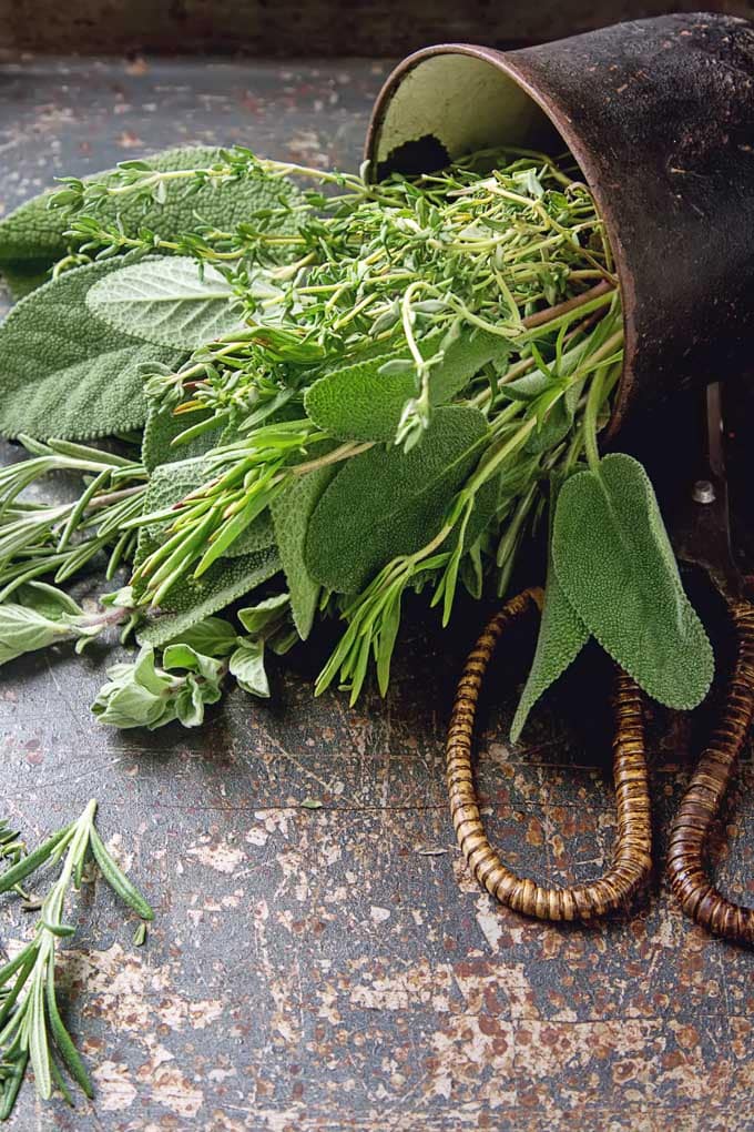 Rozluštěte text a objevte milostnou formuli a rituál moderní bylinkářky ze Scarborough Fair s petrželí, šalvějí, rozmarýnem a tymiánem: https://gardenerspath.com/plants/herbs/parsleysage/.