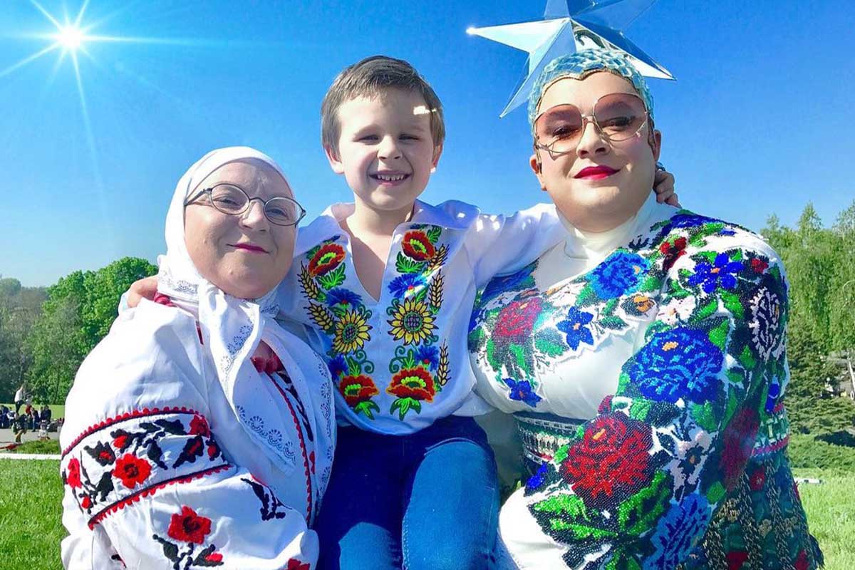Verka Serdjučka s maminkou a dítětem