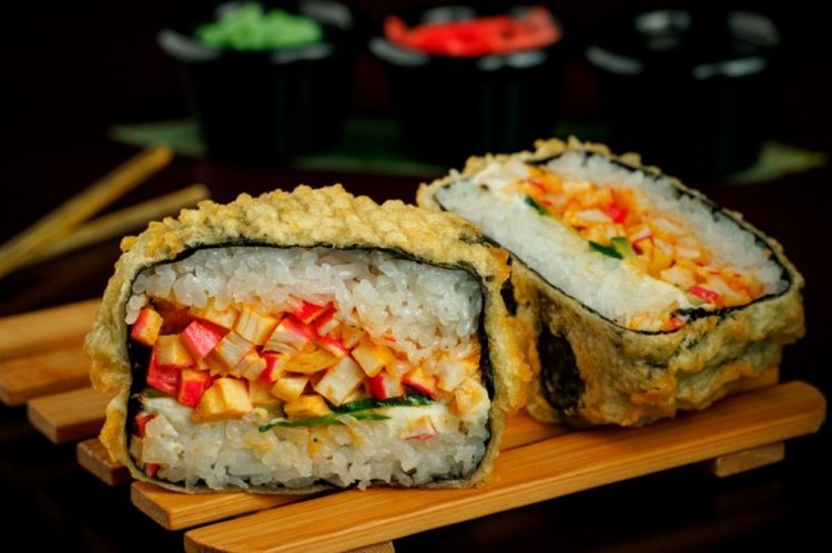 Sushi burger s krabími tyčinkami a krevetami