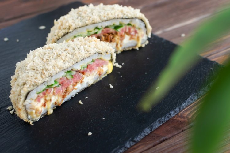 Sushi burger s lososem a avokádem