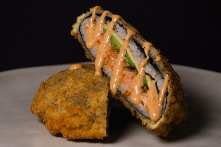 Sushi burger s krabími tyčinkami a okurkou