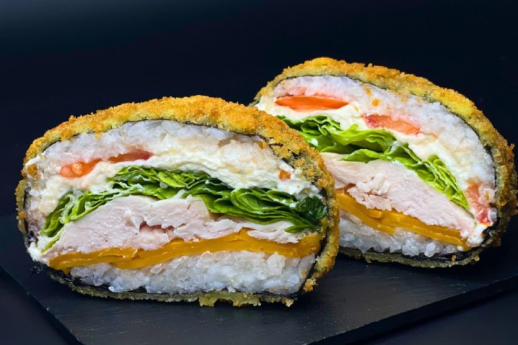 Sushi burger s uzeným kuřecím masem