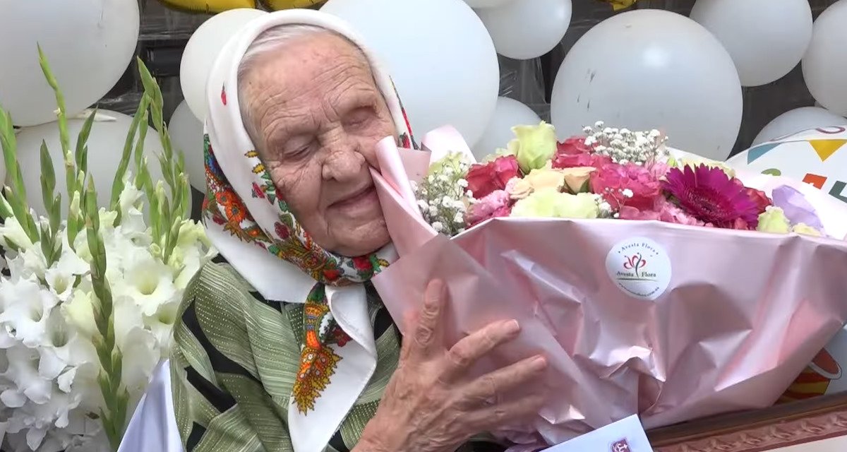 olga pivtorak s kyticí květin
