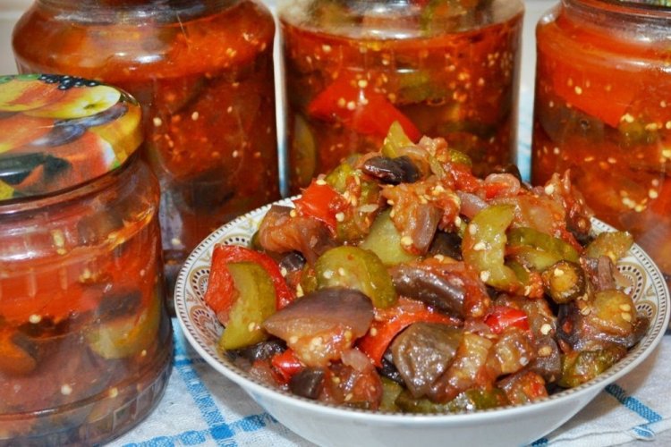 Salát z lilku a okurek na zimu bez sterilace