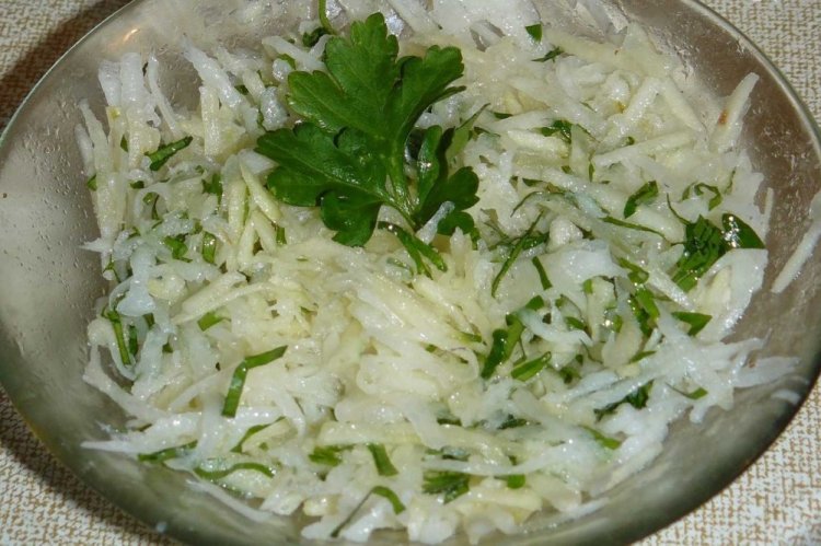 Strouhaný daikon s bylinkami na zimu