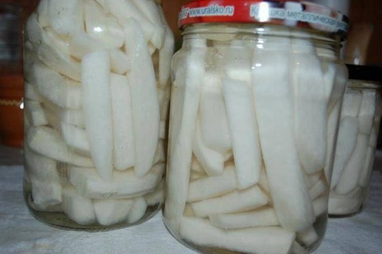 Nakládaný daikon na plátky na zimu