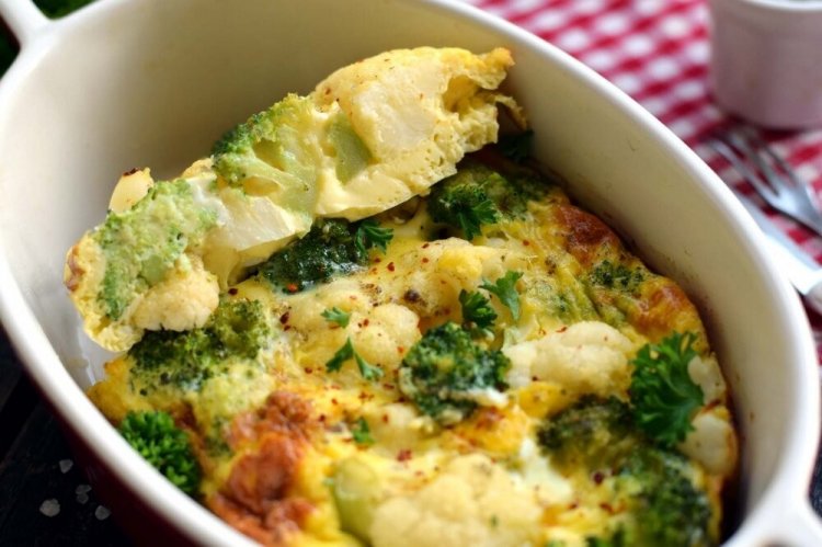 Keto květákový a brokolicový nákyp s klobásami