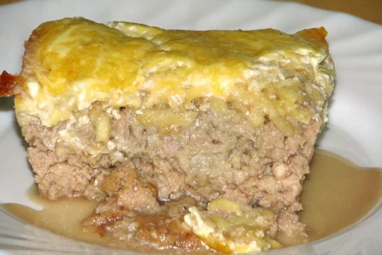 Keto masový nákyp se slaninou a nakládanou zeleninou