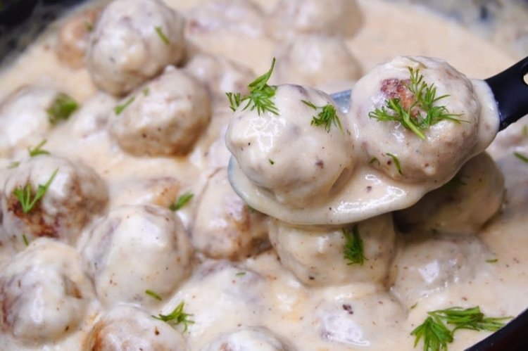 Keto masové kuličky ve smetanové omáčce