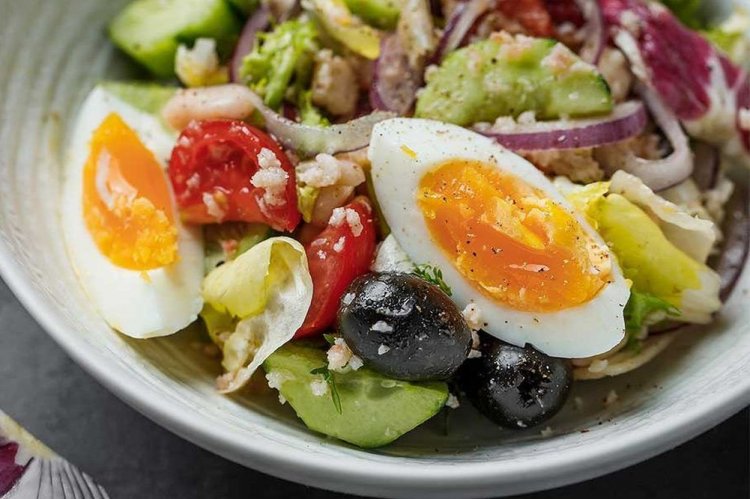Salát Nicoise s masem z krilu