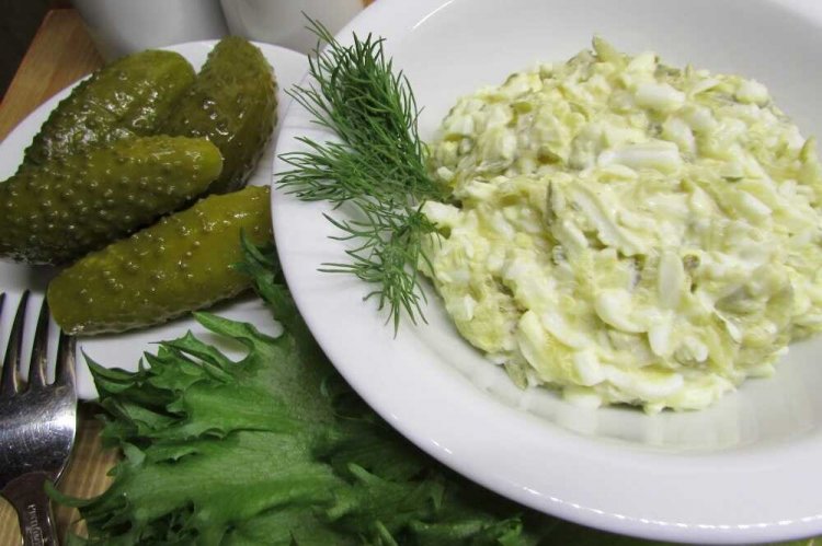 Salát s masem z krilu a nakládanými okurkami