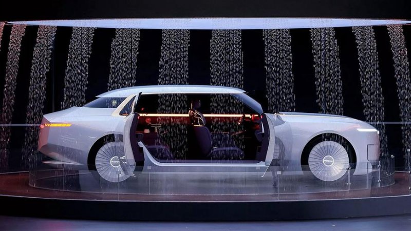 Čínský superluxus od bývalého designéra Rolls-Royce