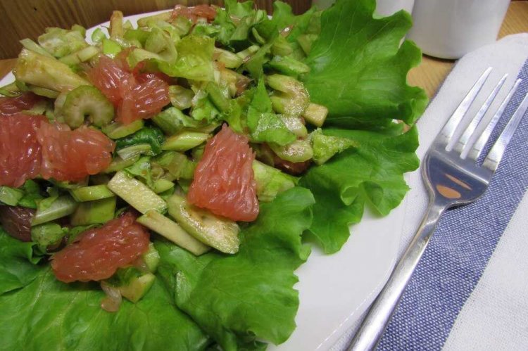 Salát s grapeitem a celerem
