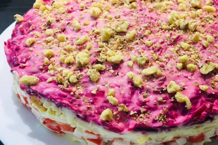 Vrstvený salát s krabími tyčinkami, červenou řepou a mrkví