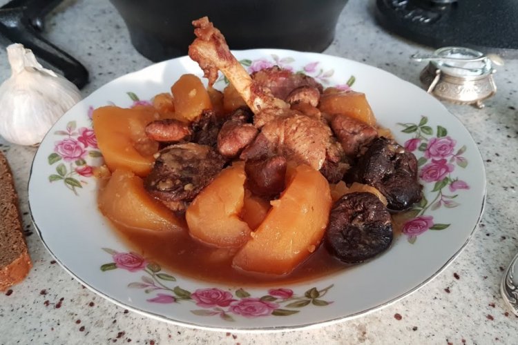 Kachna se sušenými švestkami v afghánském kotlíku