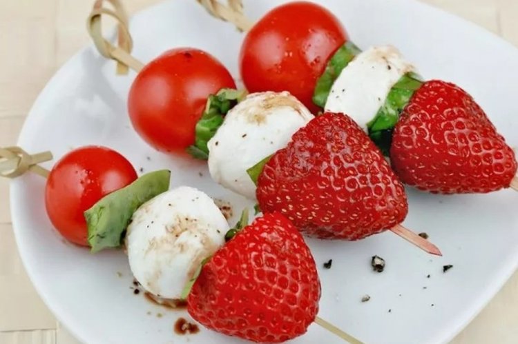 Kanapky s jahodami a mozzarellou