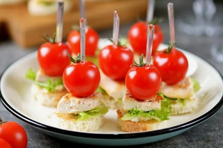 Kanapky s kuřecím masem a cherry rajčátky pro děti