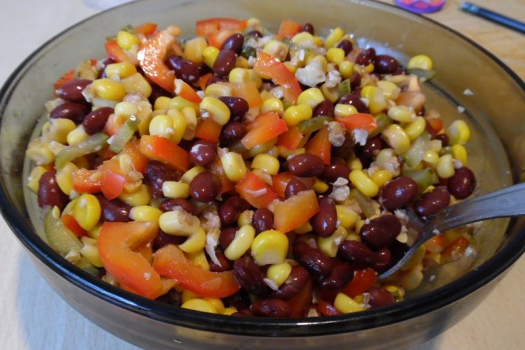 Vegetariánský salát s kukuřicí a fazolemi