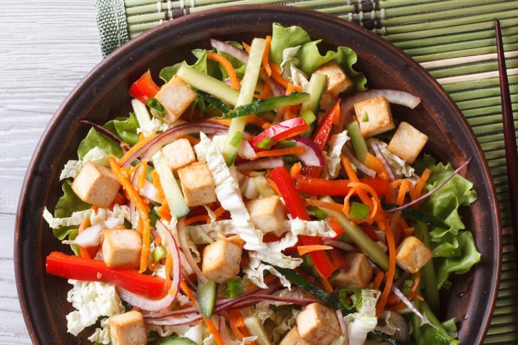 Zeleninový salát s pekingským zelím a tofu