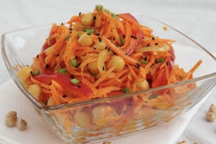Vegetariánský salát s korejskou mrkví a cizrnou