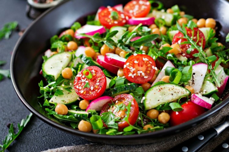 Vegetariánský salát s cizrnou a ředkvičkami