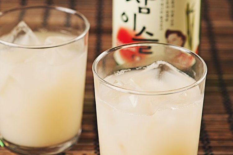 Koktejl se soju, brandy a mlékem