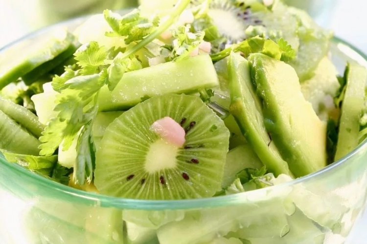 Salát s kiwi a avokádem