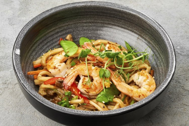 Wok nudle s krevetami a kuřecím masem
