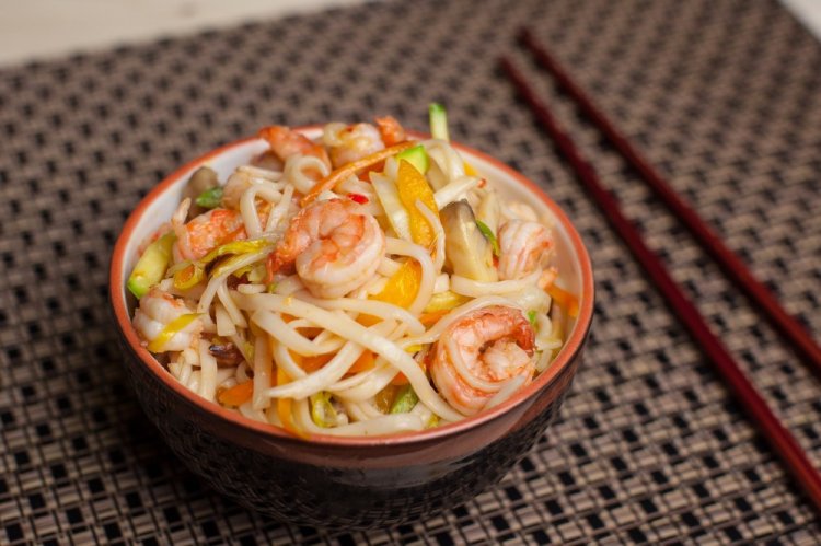 Wok nudle s krevetami a cuketami