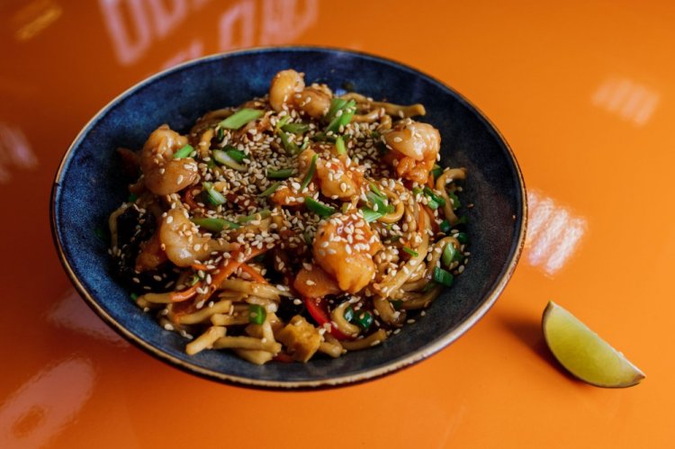 Wok nudle s krevetami a houbami