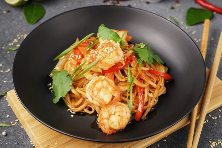 Wok nudle s krevetami a teriyaki omáčkou