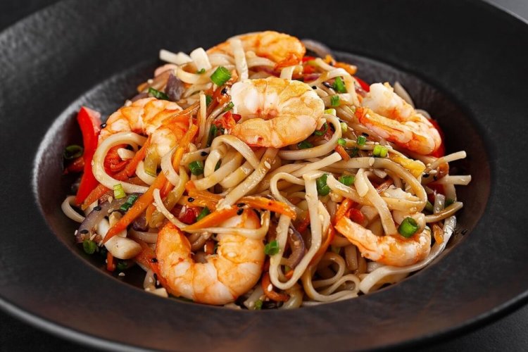 Wok nudle s krevetami a pekingským zelím