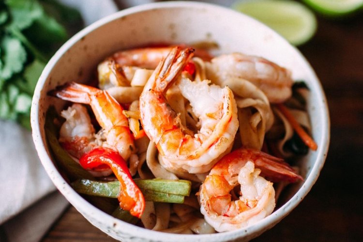 Wok nudle s krevetami a okurkou