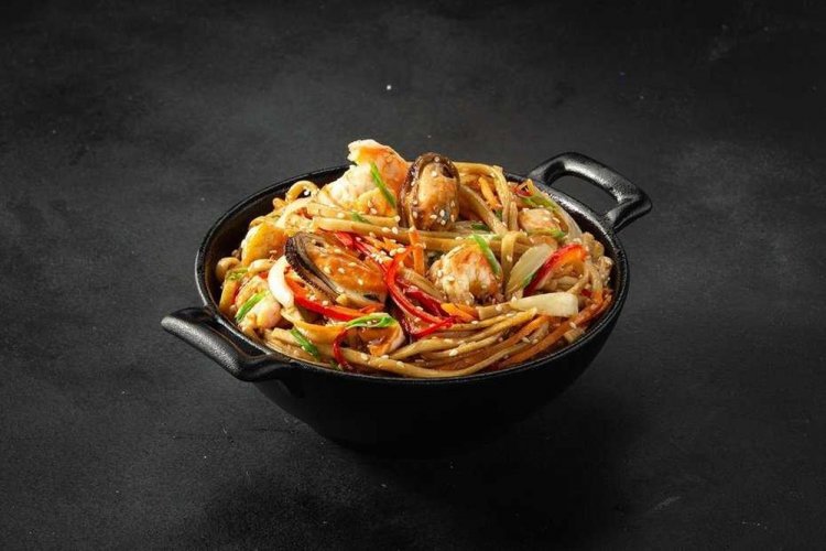 Wok nudle s krevetami, mušlemi a chobotnicemi