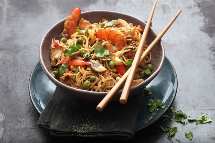 Wok nudle s krevetami a zeleným hráškem
