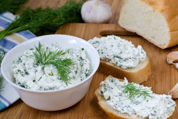 Tvaroh s bylinkami a česnekem