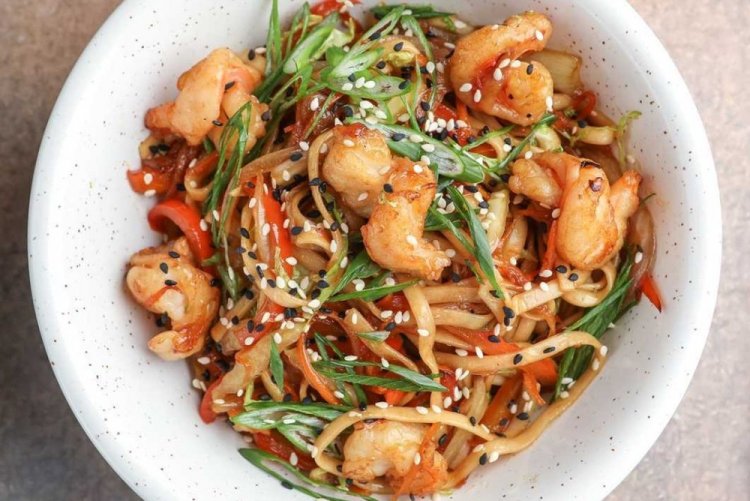 Udon s krevetami a kuřecím masem