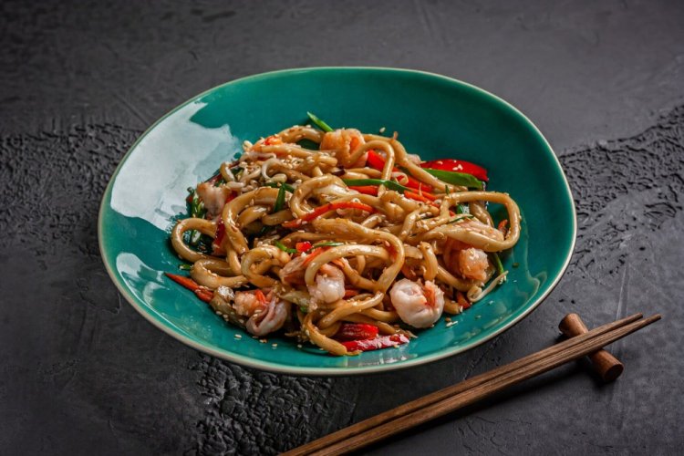 Udon s krevetami a pekingským zelím