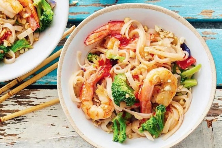 Udon s krevetami, brokolicí a květákem
