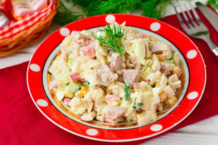 Salát s krabími tyčinkami a kuřecím masem