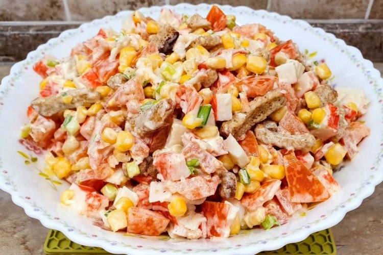 Slavnostní salát s krabími tyčinkami a strouhankou